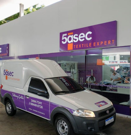 Veículo da 5asec em frente a uma loja